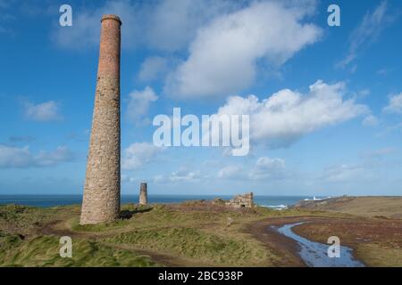 Photo de paysage de cheminées industrielles désutilisées de l'industrie minière sur la côte de Cornish Banque D'Images