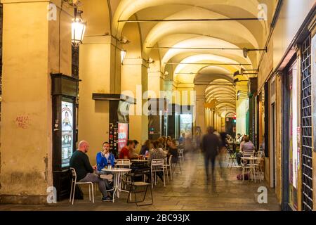 Avis de café sous les arcades dans la galerie marchande au crépuscule, Turin, Piémont, Italie, Europe Banque D'Images