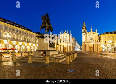 Voir d'Emanuele Filiberto statue sur la Piazza San Carlo de nuit, Turin, Piémont, Italie, Europe Banque D'Images