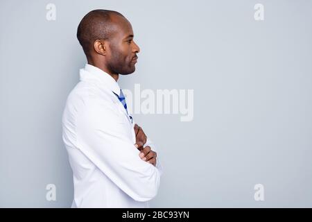 Profil photo du médecin peau sombre gars virologue look côté vide espace corona virus séminaire écouter collègues recherche bras croisé porter blanc laboratoire Banque D'Images
