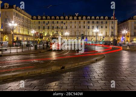 Vue sur le tramway sur la Piazza Castello, au crépuscule, Turin, Piémont, Italie, Europe Banque D'Images