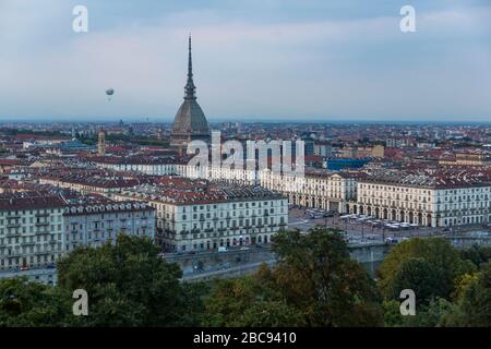 La Mole Antonelliana de Turin et de la gare Santa Maria del Monte dei Cappuccini au crépuscule, Turin, Piémont, Italie, Europe Banque D'Images