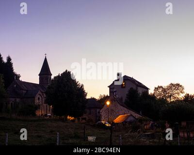 Trekking dans le Cantal, montagnes volcaniques en France, ambiance de soirée à Mandailles, village de montagne dans le Cantal. Banque D'Images