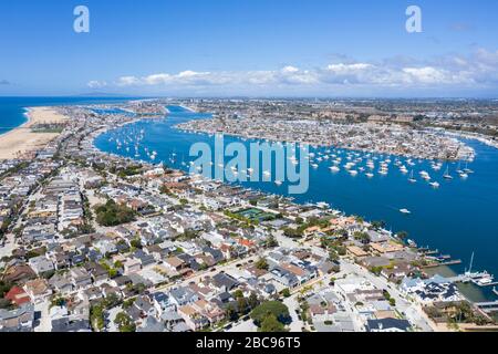 Vue aérienne au-dessus de la péninsule de Newport Beach, Californie Banque D'Images