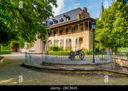 Château de Dhaun près de Hochstetten-Dhaun sur le Nahe, les ruines du château, dont les palas abritent le ?Heim Volkschule Schloss Dhaun?, grand complexe Banque D'Images