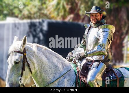 Un chevalier blindé à cheval au Camelot Days Medieval Festival - Topeekeegee Yugnee (TY) Park, Hollywood, Floride, États-Unis Banque D'Images