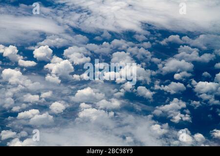 nuages du dessus à partir d'un motif bleu de plan Banque D'Images