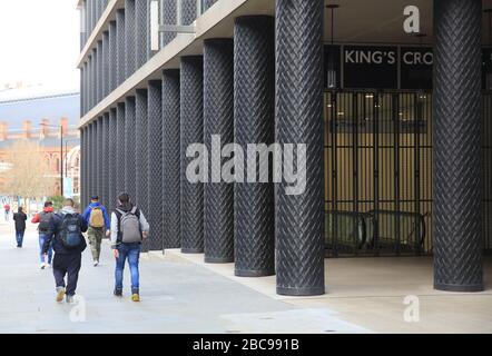 Les travailleurs de la construction qui rentront sur le tube dans la pandémie de coronavirus à Kings Cross, Londres, Royaume-Uni Banque D'Images