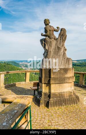 Château de Dhaun près de Hochstetten-Dhaun sur la Nahe, statue de Prométhée, ruines du château, dont les palas sont la maison du ?Heim Volkschule Schloss DHA Banque D'Images