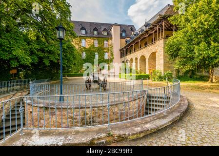 Château de Dhaun près de Hochstetten-Dhaun sur le Nahe, les ruines du château, dont les palas abritent le ?Heim Volkschule Schloss Dhaun?, grand complexe Banque D'Images