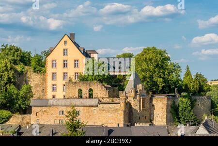 Château de Dhaun près de Hochstetten-Dhaun sur le Nahe, les ruines du château, dont les palas abritent le ?Heim Volkschule Schloss Dhaun?, grand complexe Banque D'Images