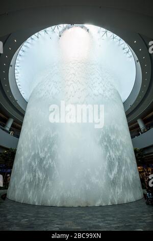 Singapour-30 août 2019: Jewel Changi Airport est un nouveau terminal sous un dôme en verre, avec une chute d'eau intérieure et une forêt tropicale, des centres commerciaux Banque D'Images