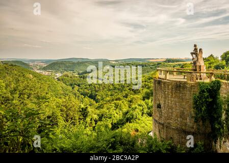 Château de Dhaun près de Hochstetten-Dhaun sur le Nahe, les ruines du château, dont les palas abritent le ?Heim Volkschule Schloss Dhaun?, grand complexe Banque D'Images