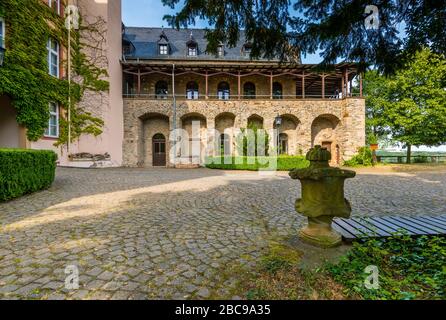 Château de Dhaun près de Hochstetten-Dhaun sur le Nahe, les ruines du château, dont les palas abritent le ?Heim Volkschule Schloss Dhaun?, grand complexe Banque D'Images