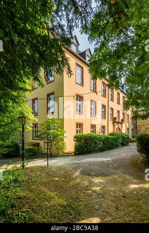 Château de Dhaun près de Hochstetten-Dhaun sur le Nahe, les ruines du château, dont les palas abritent le ?Heim Volkschule Schloss Dhaun?, grand complexe Banque D'Images