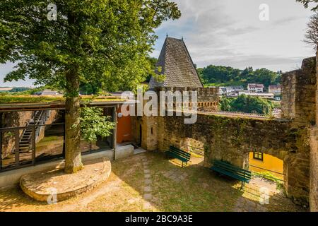 Château de Dhaun près de Hochstetten-Dhaun sur le Nahe, les ruines du château, dont les palas abritent le ?Heim Volkschule Schloss Dhaun?, grand complexe Banque D'Images