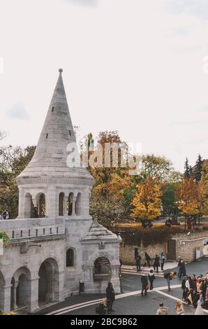 Budapest, Hongrie - 6 novembre 2019: Visites touristiques et photos de Fishermans Bastion dans la capitale hongroise. Centre historique, arbres d'automne. Photo verticale. Banque D'Images