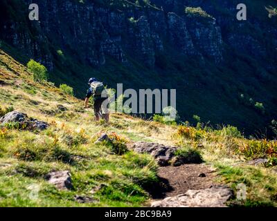 Des cyclistes de montagne sur un seul sentier au Col de Cabre et au Puy Mary. Monts du Cantal, Massif Central, Cantal France Banque D'Images