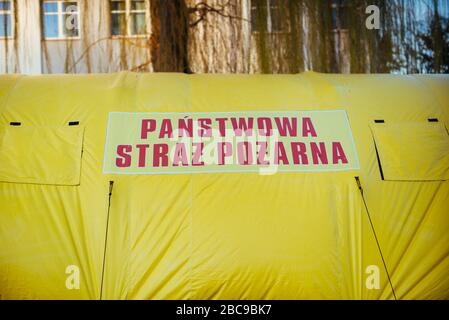 Tentes jaune de champ à côté de l'hôpital de Nysa, 14.03.2020, Nysa, Pologne - pandémie de coronavirus Banque D'Images