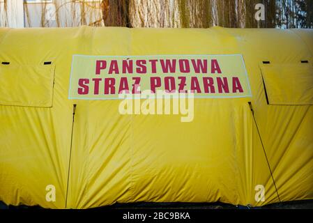 Tentes jaune de champ à côté de l'hôpital de Nysa, 14.03.2020, Nysa, Pologne - pandémie de coronavirus Banque D'Images