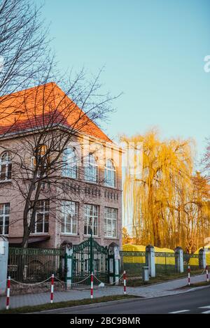 Tentes jaune de champ à côté de l'hôpital de Nysa, 14.03.2020, Nysa, Pologne - pandémie de coronavirus Banque D'Images