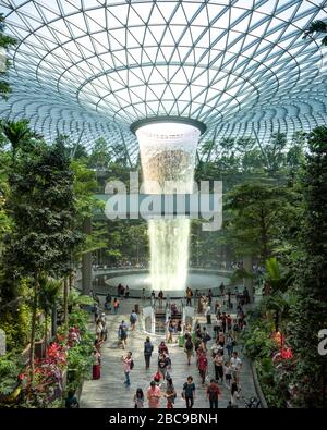 Singapour-30 août 2019: Jewel Changi Airport est un nouveau terminal sous un dôme en verre, avec une chute d'eau intérieure et une forêt tropicale, des centres commerciaux Banque D'Images