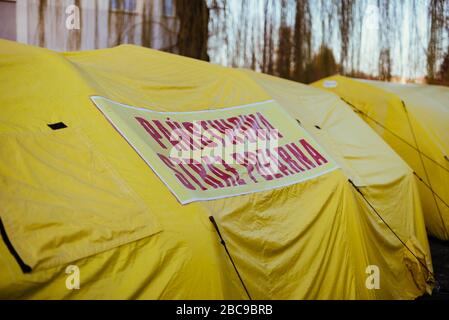 Tentes jaune de champ à côté de l'hôpital de Nysa, 14.03.2020, Nysa, Pologne - pandémie de coronavirus Banque D'Images