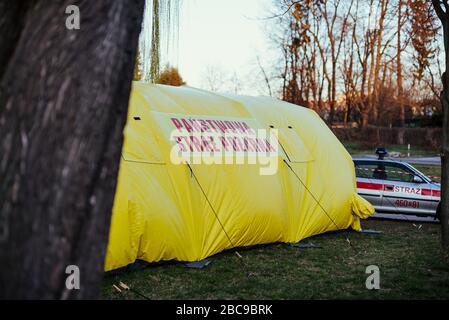 Tentes jaune de champ à côté de l'hôpital de Nysa, 14.03.2020, Nysa, Pologne - pandémie de coronavirus Banque D'Images