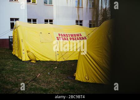 Tentes jaune de champ à côté de l'hôpital de Nysa, 14.03.2020, Nysa, Pologne - pandémie de coronavirus Banque D'Images