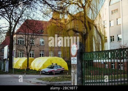 Tentes jaune de champ à côté de l'hôpital de Nysa, 14.03.2020, Nysa, Pologne - pandémie de coronavirus Banque D'Images