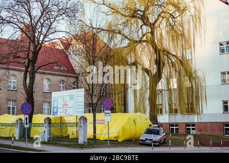 Tentes jaune de champ à côté de l'hôpital de Nysa, 14.03.2020, Nysa, Pologne - pandémie de coronavirus Banque D'Images