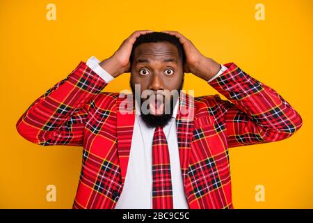 Photo d'étonnant choqué peau sombre gars mains sur la tête ouverture bouche mauvaise humeur porter pluid costume rouge blazer chemise blanche isolée couleur jaune vif Banque D'Images Photo d'étonnant choqué peau sombre gars mains sur la tête ouverture bouche mauvaise humeur porter pluid costume rouge blazer chemise blanche isolée couleur jaune vif Banque D'Images