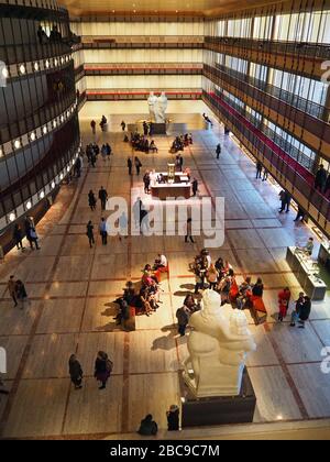 L'atrium Promenade du théâtre David H Koch, qui abrite le New York City Ballet, Manhattan, New York, États-Unis Banque D'Images