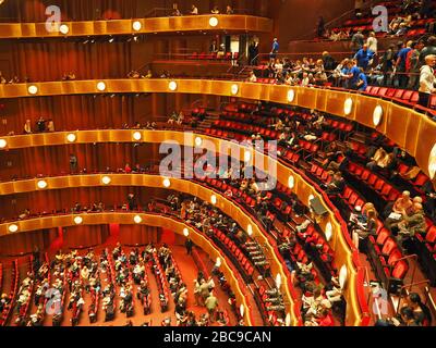 Public prenant leurs sièges à l'intérieur de l'auditorium du théâtre David H Koch, siège du New York City Ballet, Manhattan, New York, États-Unis Banque D'Images