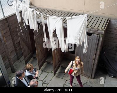 Guide et visiteurs au Tenement Museum, Lower East Side, Manhattan, New York, États-Unis Banque D'Images