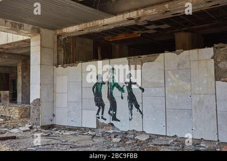 Pripyat, Ukraine - 25 avril 2019: Vieux bâtiments abandonnés dans le centre de Pripyat. Des graffitis d'art sur les murs. Banque D'Images