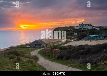 Burton Bradstock, Dorset, Royaume-Uni. 3 avril 2020. Météo britannique. Un coucher de soleil de moody vue d'un sentier déserté de la côte sud-ouest à côté de l'endroit de beauté de bord de mer à Hive Beach à Burton Bradstock à Dorset en avance sur les températures chaudes attendues pour le week-end pendant le verrouillage de la pandémie de coronavirus. Crédit photo : Graham Hunt/Alay Live News Banque D'Images