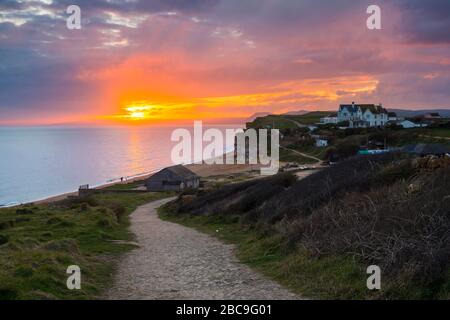 Burton Bradstock, Dorset, Royaume-Uni. 3 avril 2020. Météo britannique. Un coucher de soleil de moody vue d'un sentier déserté de la côte sud-ouest à côté de l'endroit de beauté de bord de mer à Hive Beach à Burton Bradstock à Dorset en avance sur les températures chaudes attendues pour le week-end pendant le verrouillage de la pandémie de coronavirus. Crédit photo : Graham Hunt/Alay Live News Banque D'Images