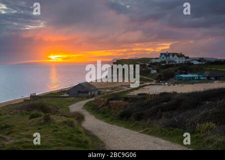 Burton Bradstock, Dorset, Royaume-Uni. 3 avril 2020. Météo britannique. Un coucher de soleil de moody vue d'un sentier déserté de la côte sud-ouest à côté de l'endroit de beauté de bord de mer à Hive Beach à Burton Bradstock à Dorset en avance sur les températures chaudes attendues pour le week-end pendant le verrouillage de la pandémie de coronavirus. Crédit photo : Graham Hunt/Alay Live News Banque D'Images