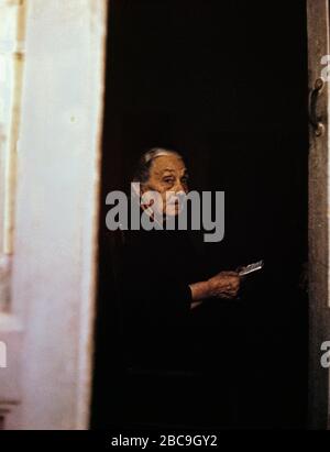 AJAXNETPHOTO. 1966. AUGUSTA, SICILE, ITALIE. - LADY DANS UNE PORTE - SCÈNE DE RUE DANS LE PORT DE PÊCHE D'AUGUSTA.PHOTO:JONATHAN EASTLAND/AJAX REF:905079001 2 Banque D'Images