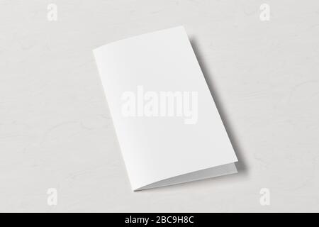 Dépliant carré vierge sur fond en bois blanc. Brochure fermée en deux ou deux plis isolée avec chemin de détourage. Vue latérale Banque D'Images