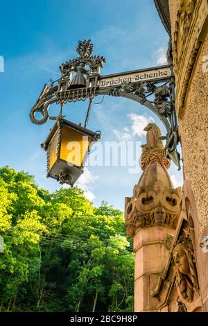 Taverne de pont dans la porte de pont de Traben-Trarbach, lanterne jaune au-dessus de l'entrée Banque D'Images