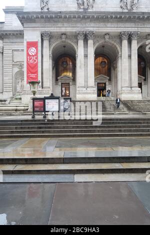 Entrée principale, Édifice Stephen A. Schwarzman, bibliothèque publique de New York, succursale principale, Bryant Park, Manhattan Banque D'Images