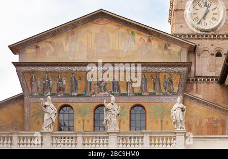 Mosaïque sur la façade Santa Maria à Trastevere, Rome, Italie. Banque D'Images