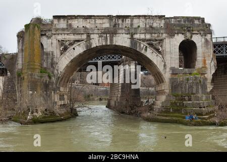 Les Pons Aemilius (Ponte Emilio ou Ponte Rotto). Le plus ancien pont romain en pierre de Rome, en Italie. Vue depuis l'île Tiber Banque D'Images