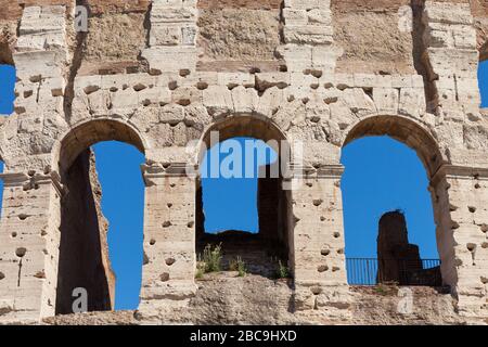 Fragment d'arches du Colisée ou du Colisée (Amphithéâtre Flavien ou Amphitheatrum Flavium ou Anfiteatro Flavio ou Colosseo. Amphithéâtre ovale dans le Banque D'Images