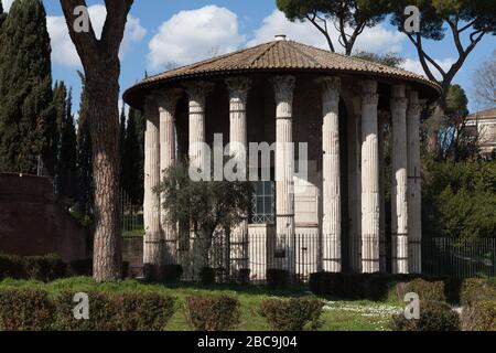 Le Temple d'Hercules Victor (Hercules le gagnant) (Tempio di Ercole Vincitore) ou Hercules Olivarius. Temple rond romain sur la Piazza Bocca della Verit Banque D'Images