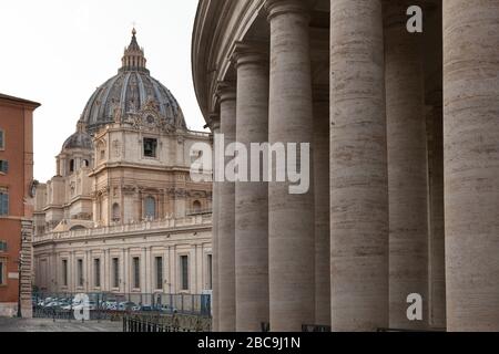 Basilique papale de Saint-Pierre au Vatican et colonnes sur la place Saint-Pierre au Vatican. Banque D'Images