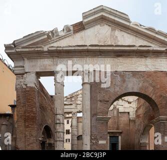 Le Porticus Octaviae (Portico d'Octavia; Portico di Ottavia). Ancienne structure à Rome, Italie Banque D'Images