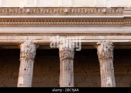 Colonnes du Temple d'Hadrien (Templum Divus Hadrianus, également Hadrianeum) sur le Campus Martius à Rome, Italie Banque D'Images